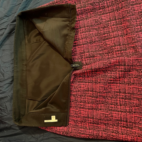 Fab pink & black pencil skirt w/ black waistband and zippered back. So classic! - Picture 3 of 6